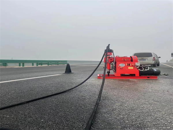 曲麻莱马路路基路面开裂下沉注浆加固灌浆